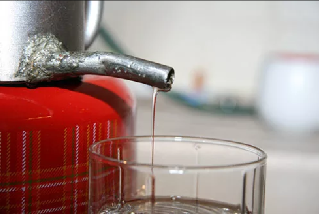 Узнайте, почему мутнеет самогон при разведении водой и как это исправить