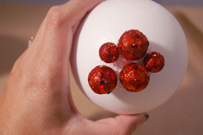 Новогодний топиарий из ёлочных шаров — чудо своими руками!