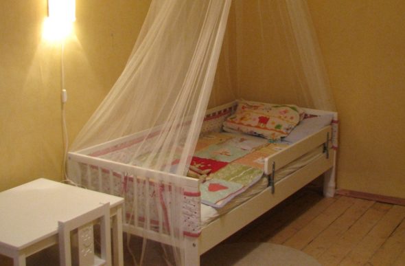 Безопасный сон с бортиком для детской кровати от Икеа