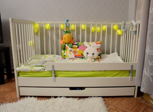 Безопасный сон с бортиком для детской кровати от Икеа