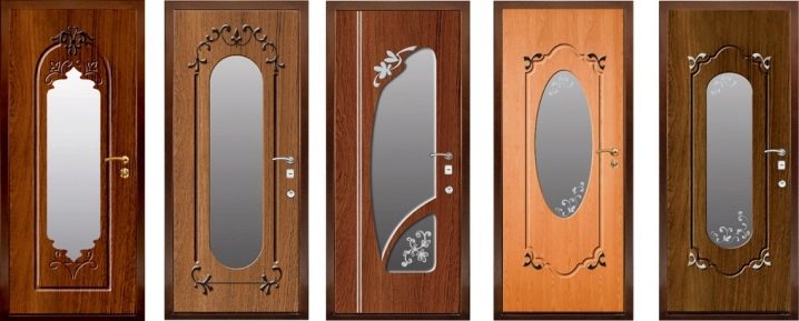 Металлические двери с зеркалом: плюсы и минусы
