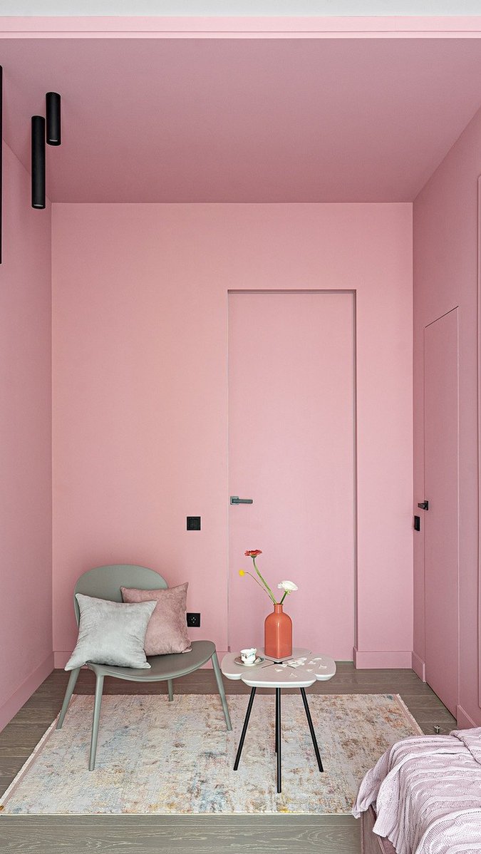Серый и розовый: современная квартира для женщины и взрослого сына