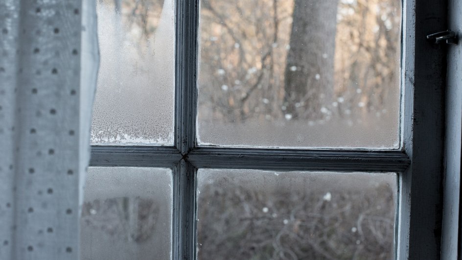 Как и чем заклеить окна на зиму, чтобы не мерзнуть: 9 материалов (от подручных до профессиональных)