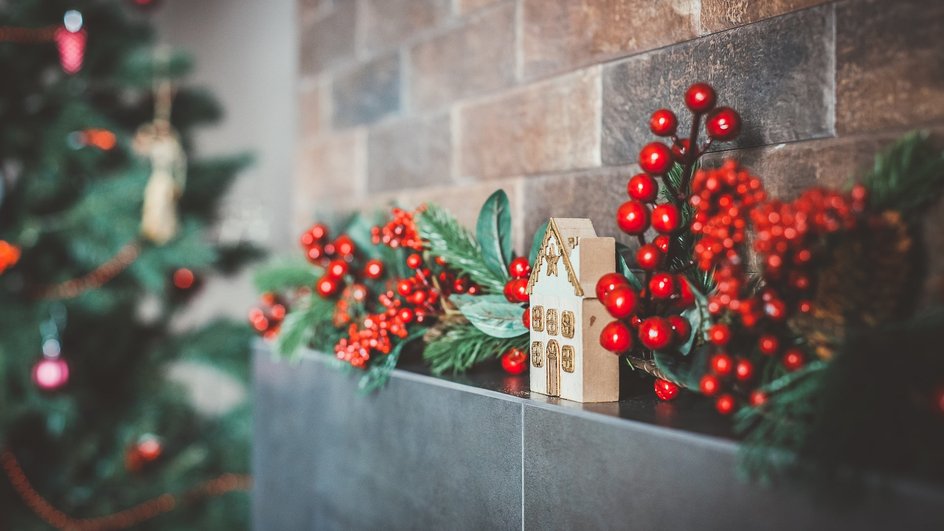 Как украсить квартиру к Новому году 2023: идеи новогоднего декора для дома