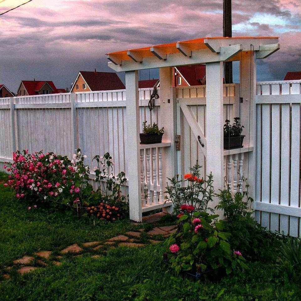 Как выбрать забор для частного дома: важные параметры и 7 лучших материалов (58 фото)